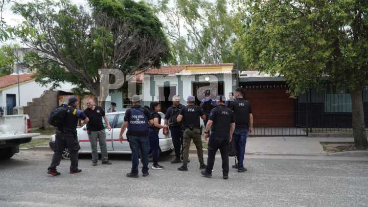 Allanamiento en el barrio de las 400 viviendas: secuestraron una gran cantidad de estupefacientes, hay dos detenidos