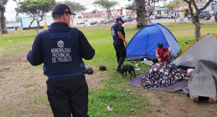 Trujillo: Desalojan extranjeros que pernoctaban en espacios públicos