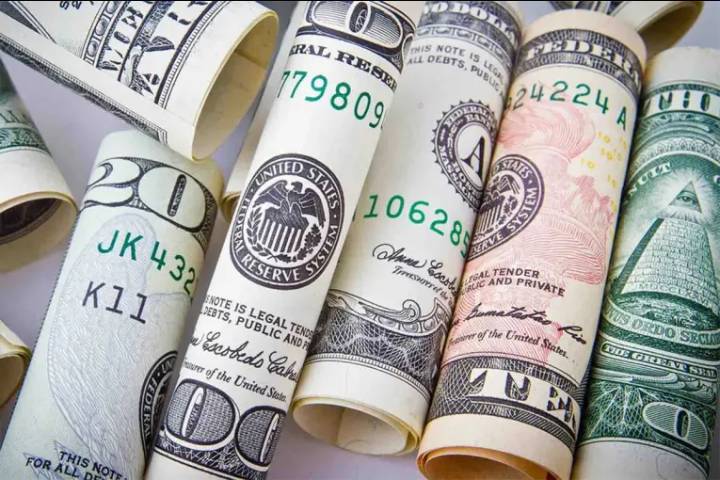 El dólar cae tras el feriado bancario y el mercado espera definiciones del Tesoro