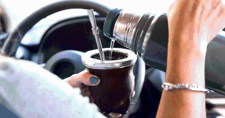 Ley de Tránsito: qué provincias sancionan por tomar mate y de cuánto es la multa