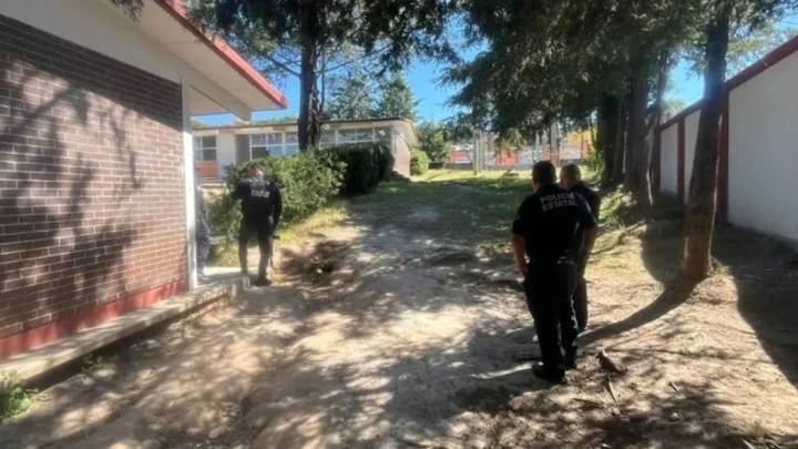 Macabro hallazgo en una secundaria: maestro halla cráneo humano en el patio de la escuela