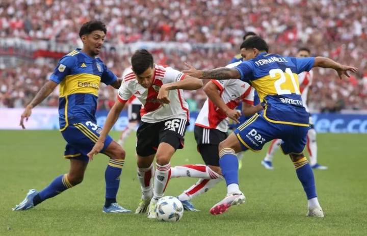 Boca y River se enfrentan en uno de los Superclásicos más importantes de los últimos años
