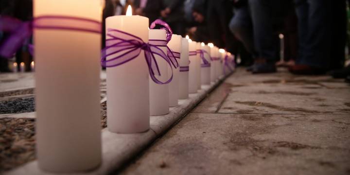 Mujer fue asesinada con un hacha mientras dormía en su casa: su pareja es el principal sospechoso