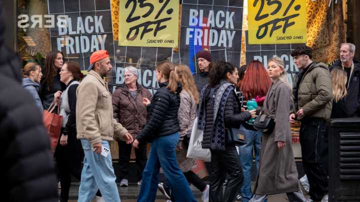 El Black Friday aviva el consumismo aun con compradores "agotados", menos dinero y mayor conciencia medioambiental