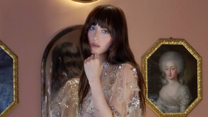 Dakota Johnson protagoniza la nueva campaña de la colección Crucero de Valentino
