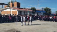Padres de familia exigen rendir cuentas a tesorera de secundaria en Saltillo