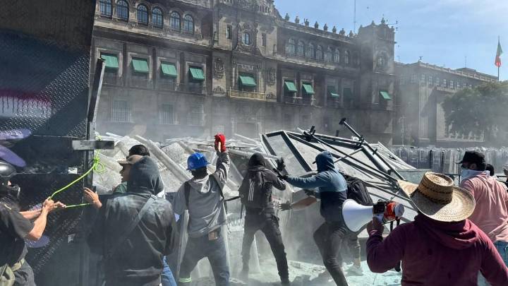 MINUTO A MINUTO | Disturbios en marcha de la Generación Z; manifestantes derriban vallas frente a Palacio Nacional