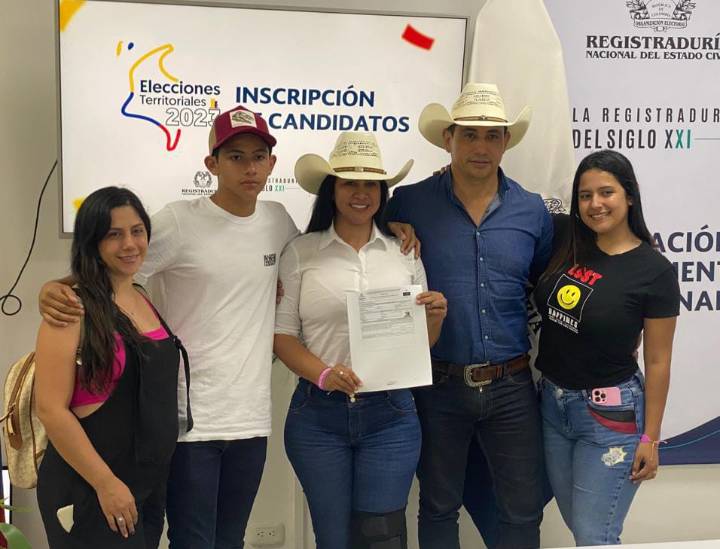 Rodeada de su familia se inscribió Marisela Duarte , como candidata a la Gobernación de Casanare