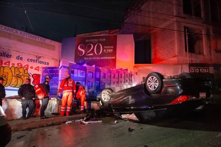 Conductora alcoholizada deja su auto en pérdida total tras volcarse en el Bulevar Fundadores