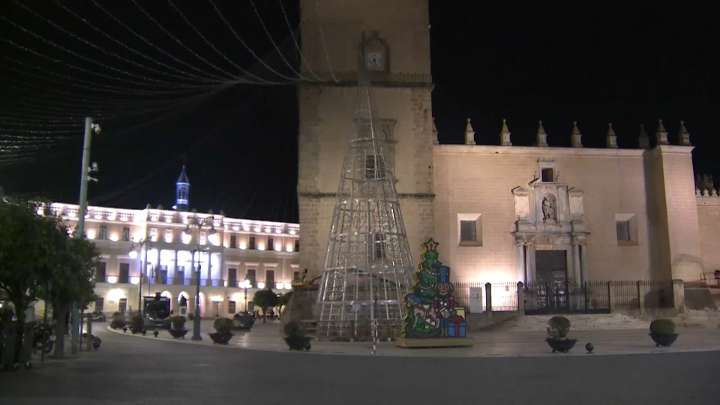 Badajoz recupera su gran árbol de Navidad tras el susto de las guirnaldas caídas More