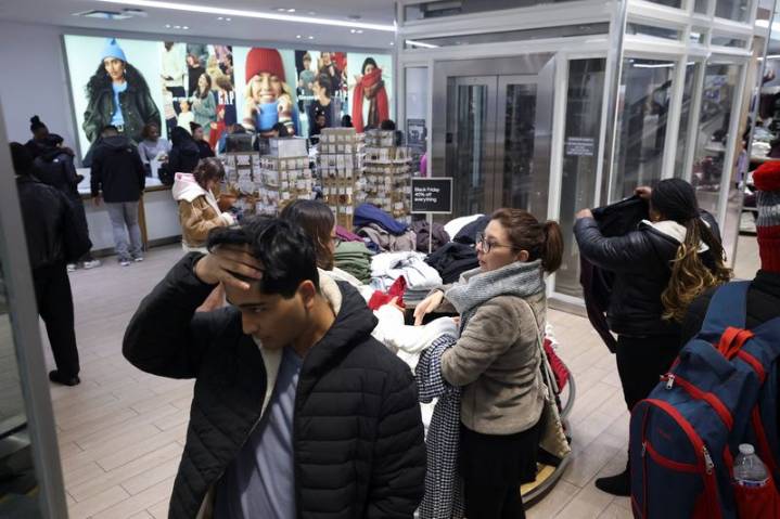 US Thanksgiving online sales expected to rise 6%, Salesforce data shows