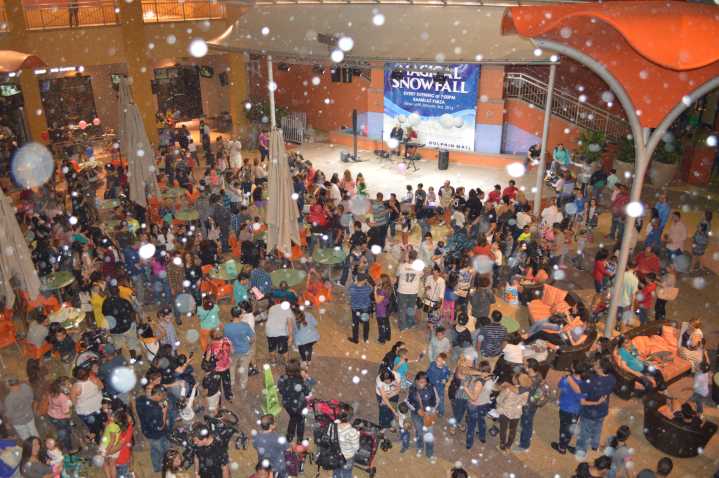 Let it snow! Dolphin Mall magical snowfall for the holidays