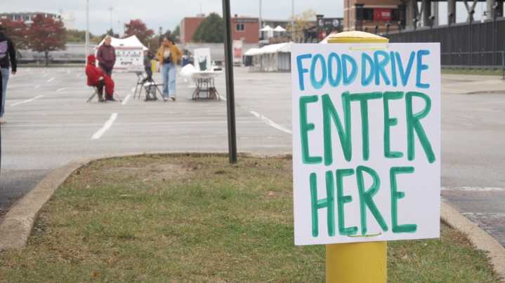 Louisville leaders, residents rally to aid families amid SNAP benefit pause