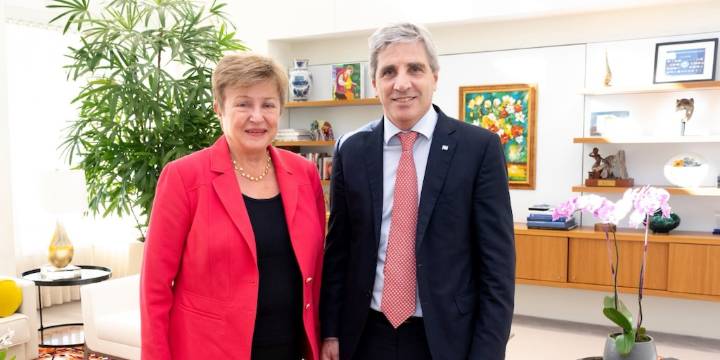 Caputo enfrenta hoy el último pago del año al FMI y se prepara para salir a los mercados o activar el swap con EEUU en 2026