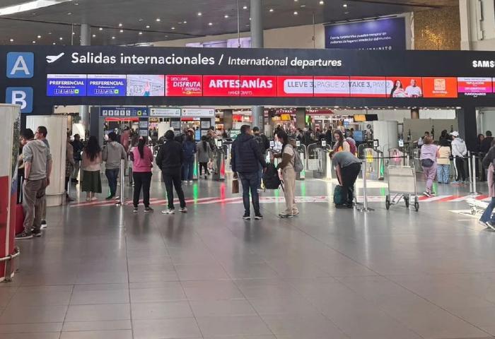 Suspensión de vuelos a Venezuela deja a decenas de viajeros varados en El Dorado