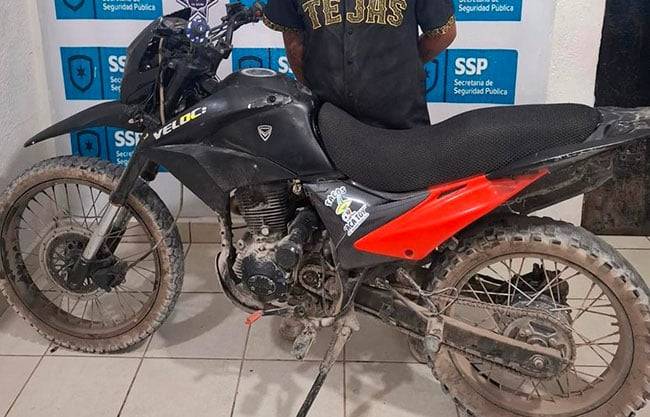 Detienen a sujeto en motocicleta con reporte de robo en Acuña