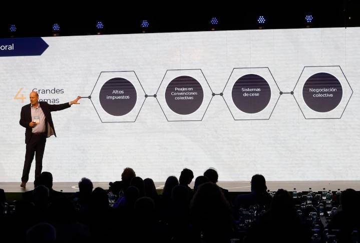 Segunda etapa. El Gobierno prepara un nuevo achique del Estado: buscan reducir el 10% del personal