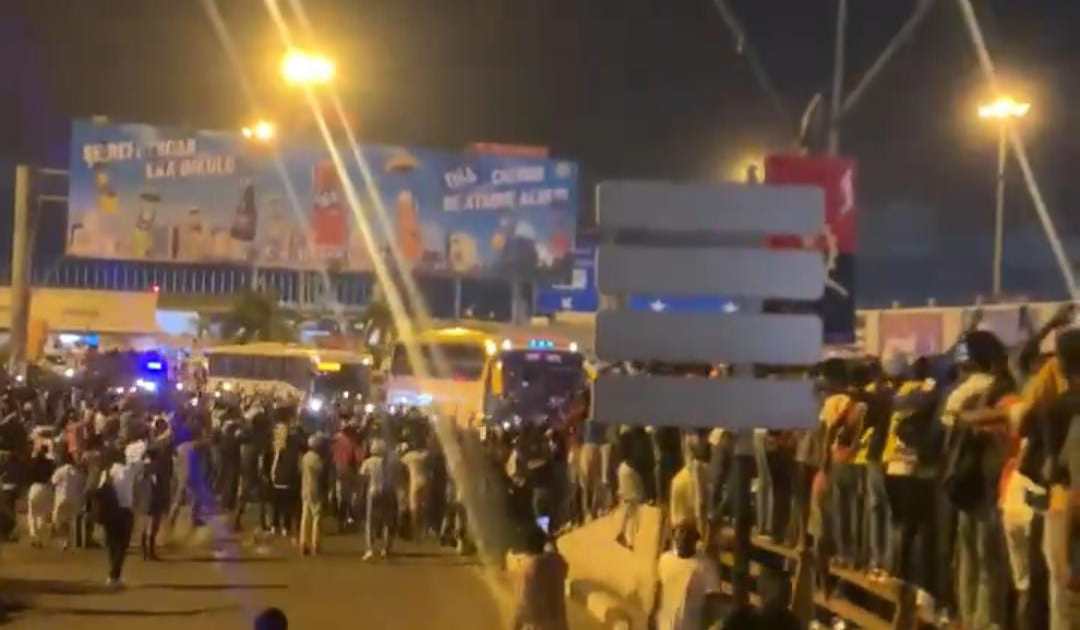 Locura por Messi en Angola: la gente corrió detrás del micro para verlo pasar