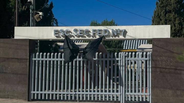 De luto la secundaria federal 7; colocan moño por Yas