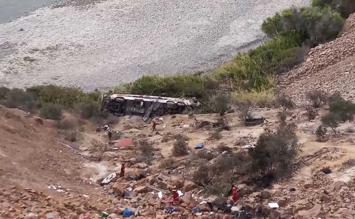 Autobús cae a un abismo y deja al menos 37 muertos en el sur de Perú