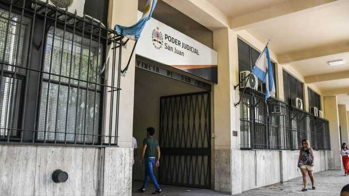 Condena sin prisión por abusar de su nieta y poseer pornografía infantil