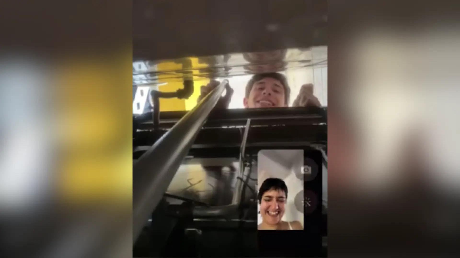 Intenta hacer una videollamada con su amiga y acaba sin teléfono: "Se le cayó detrás del horno"