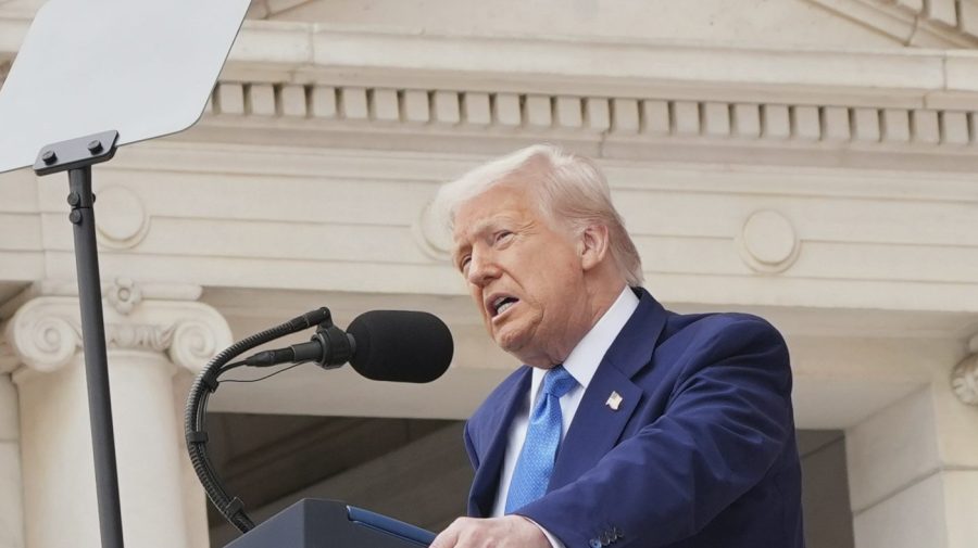 Watch live: Trump gives remarks at Veterans Day wreath
