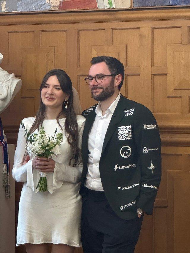 EN FOTOS | Insólito matrimonio: Novio francés puso publicidades en su traje de bodas para pagar todo