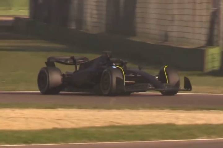 ‘Checo’ Pérez ya rueda con Cadillac, pero con un Ferrari negro