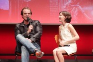 Millie Bobby Brown y David Harbour se abrazan en el estreno de ‘Stranger Things’