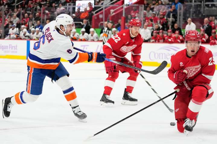 Mistake-prone Red Wings shut out by Islanders