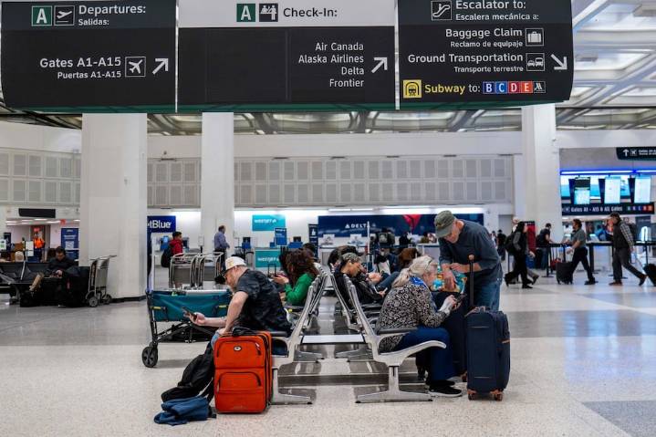 EE. UU. ordena reducción gradual de vuelos por ‘tensión en el sistema aéreo’