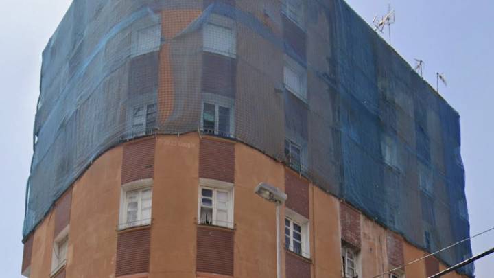 Abandono de un edificio ruinoso en la Avenida de Compostilla de Ponferrada