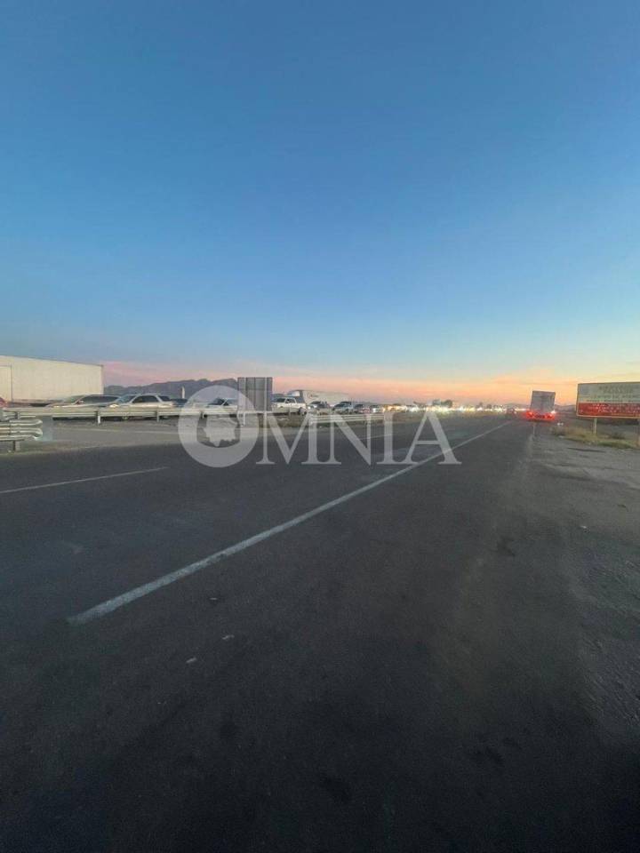 Congestión vehicular en la caseta de Villa Ahumada deja varados a cientos de automovilistas