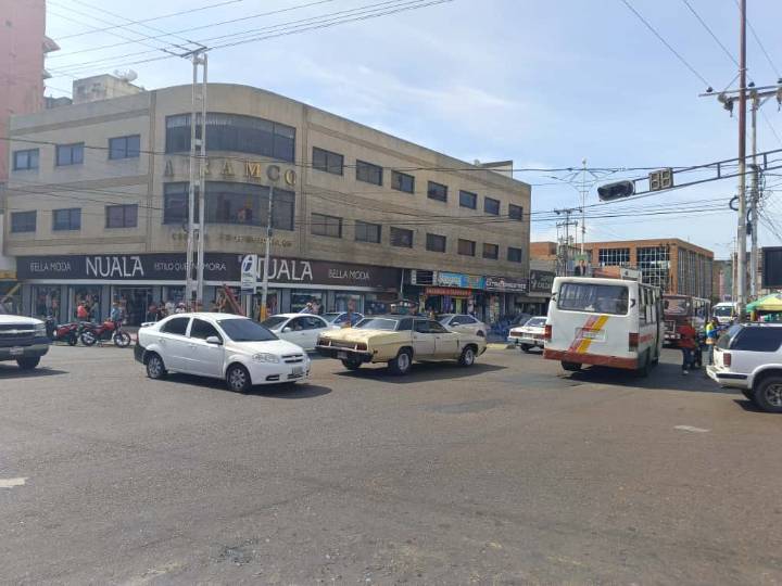 Conductores anhelan que reparen semáforo de la Av. 5 de julio de Puerto La Cruz