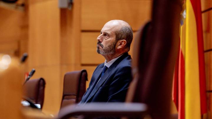 Un micrófono abierto capta el exabrupto de Pedro Rollán tras pedir silencio en el Senado