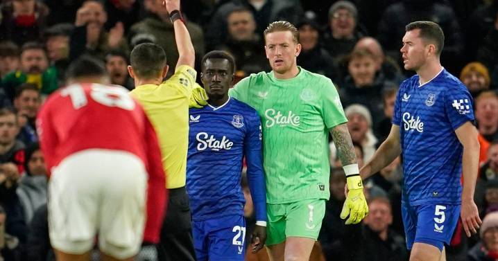 Everton's Gueye sent off for slapping teammate during game against Man United