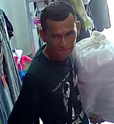 PAREJA ROBA EN PLENO CENTRO