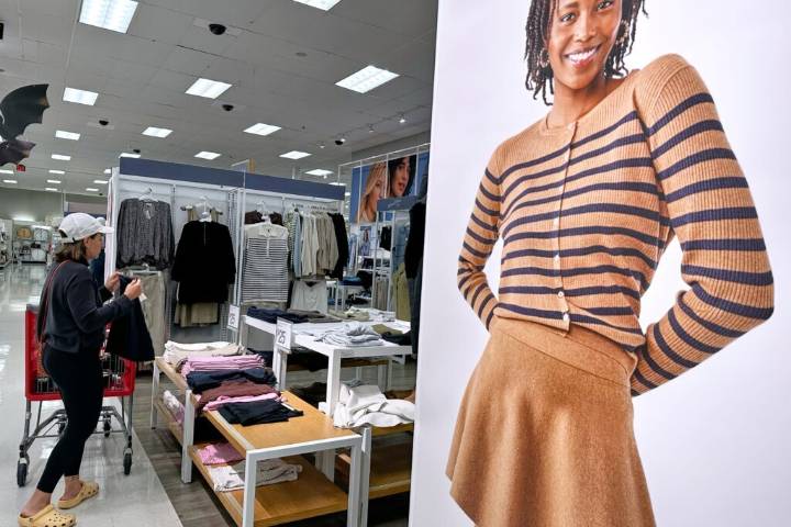 National Retail Federation predicts first $1 trillion holiday shopping season