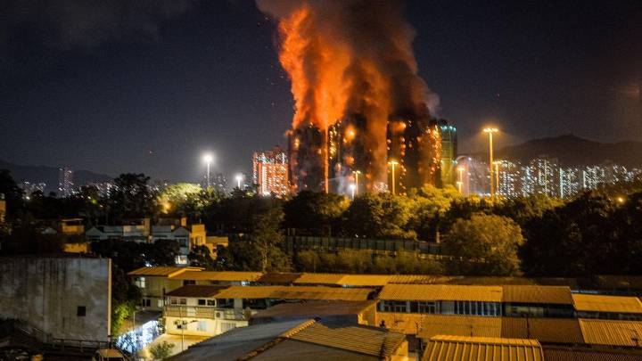 Un gran incendio en tres rascacielos de Hong Kong deja al menos 12 muertos
