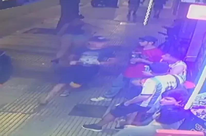 VIDEO: Dos hermanos tomaban cerveza, los atacaron a golpes