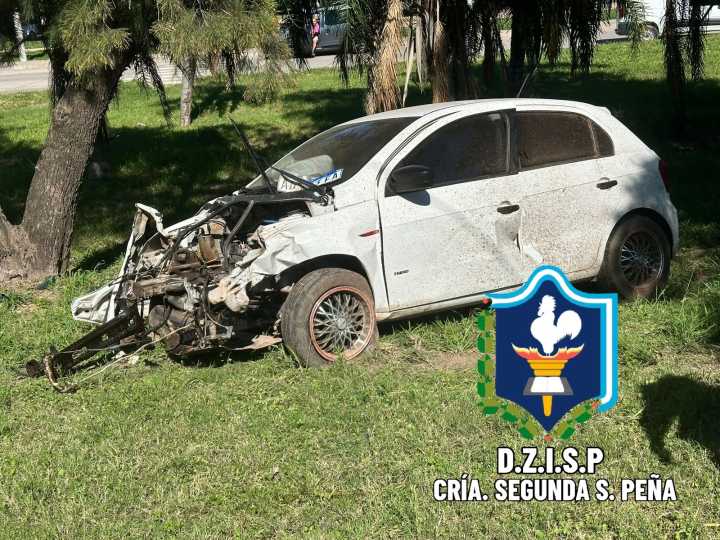 Sáenz Peña: reventó una rueda, chocó contra una columna y se desprendió el motor