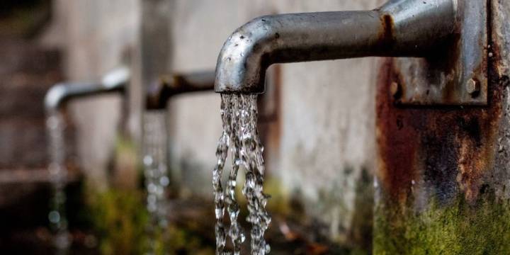 Qué pasa en el cuerpo si se consume agua con arsénico: los riesgos de la exposición prolongada