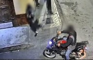 VIDEO: Caen dos sujetos tras asaltar a adulto mayor en Zona Centro de Saltillo