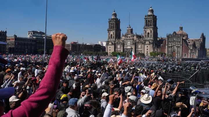 Derriban las vallas de la sede del Ejecutivo durante una marcha contra Sheinbaum y la violencia en México