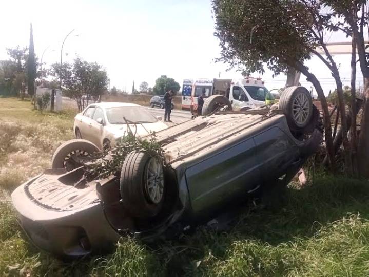 Choque y volcadura en la Pachuca