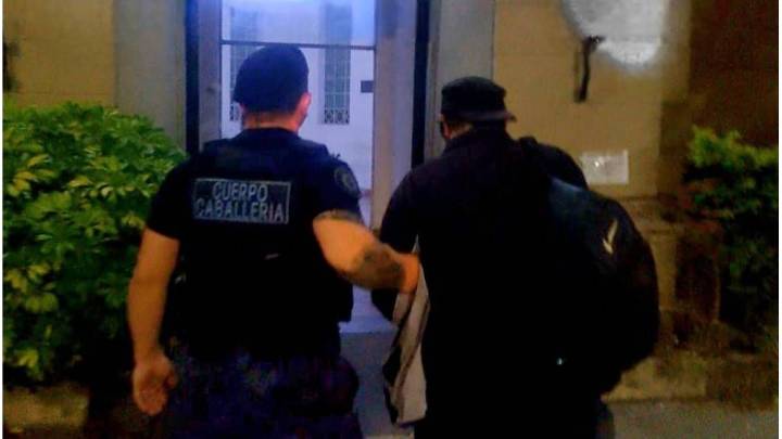 Barrio 7 Jefes: apresaron a un hombre tras la denuncia por una brutal agresión a su pareja dentro de su casa