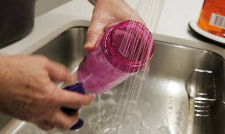 Tu fiel botella de agua resusable podría esconder un peligro invisible