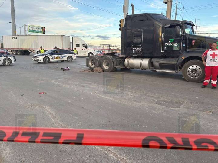 Motociclista muere tras ser embestido por tractocamión en cruce de Lombardo Toledano y Juan Pablo II