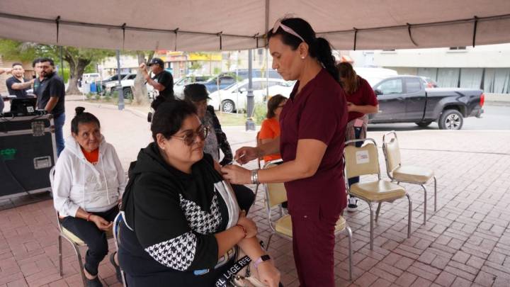 Se vacunan más de 500 ciudadanos contra influenza y neumococo en Drive Thru